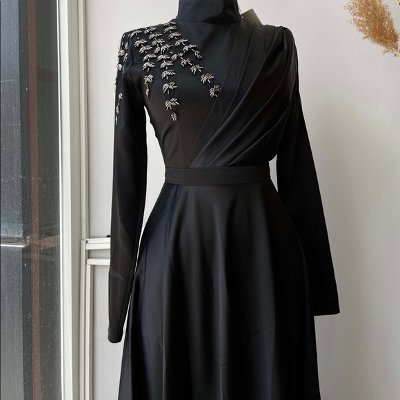 BEAUTIFUL BLACK GOWN - Picture 1 of 2